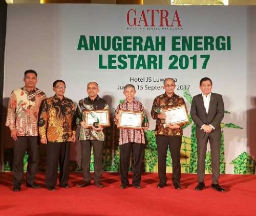 Head of Mill and Engineering Asian Agri, James Boima Sembiring, mewakili Asian Agri menerima penghargaan Anugerah Energi Lestari 2017.